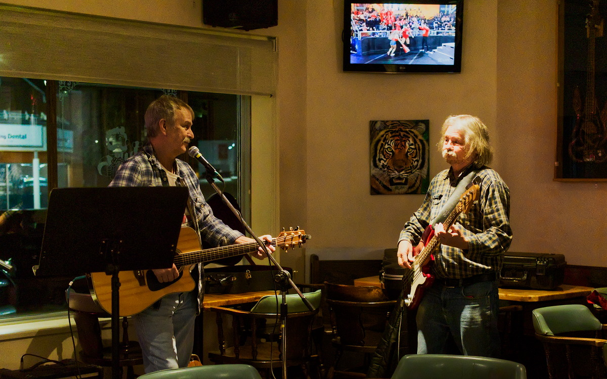 Open mic at Long Shots Sports Cafe in Deep River 20221213