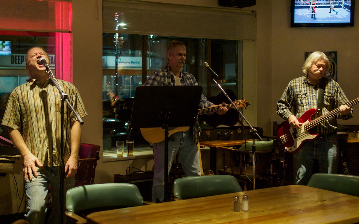 Open mic at Long Shots Sports Cafe in Deep River 20221213