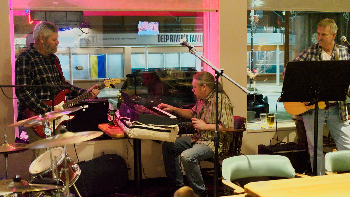 Open mic at Long Shots Sports Cafe in Deep River 20221213