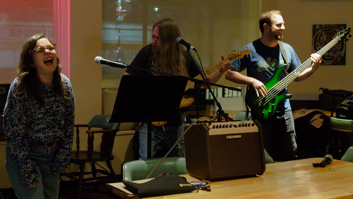 Open mic at Long Shots Sports Cafe in Deep River  20230110
