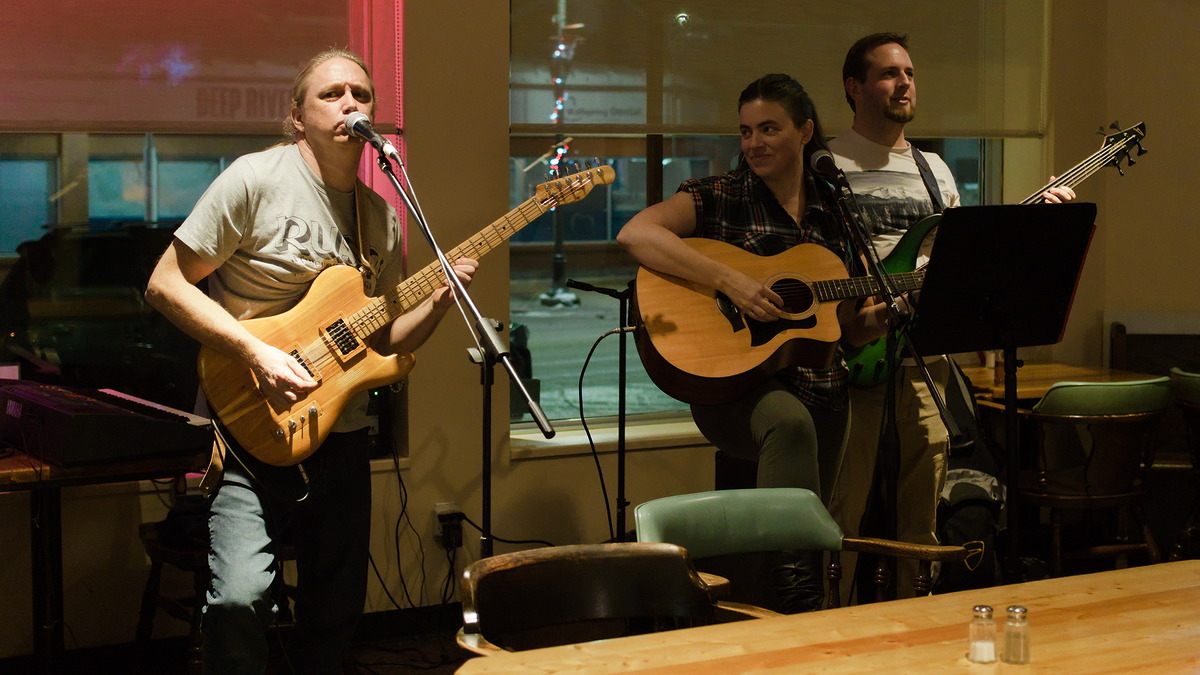 Open mic at Long Shots Sports Cafe in Deep River  20230117