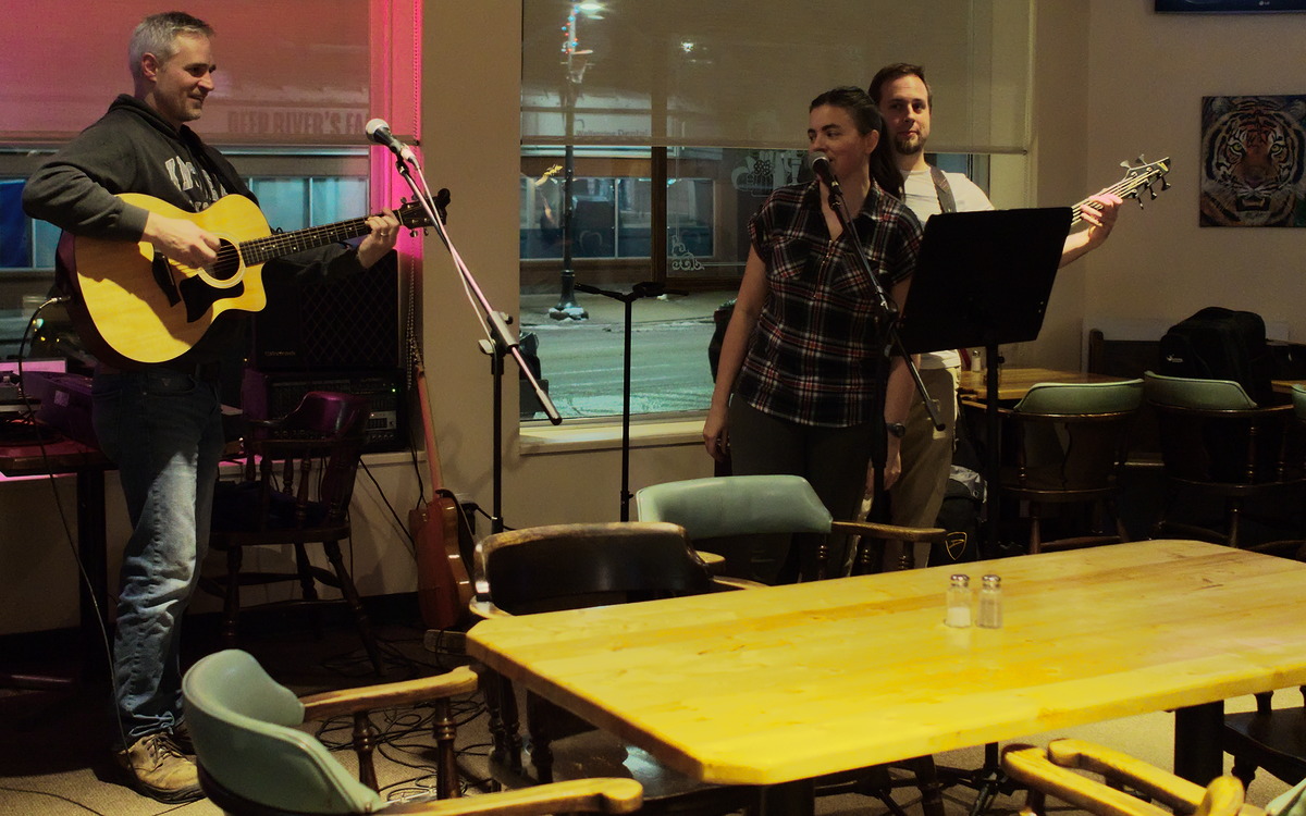 Open mic at Long Shots Sports Cafe in Deep River  20230117