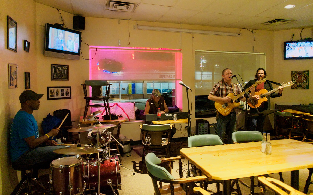 Open mic at Long Shots Sports Cafe in Deep River  20230124
