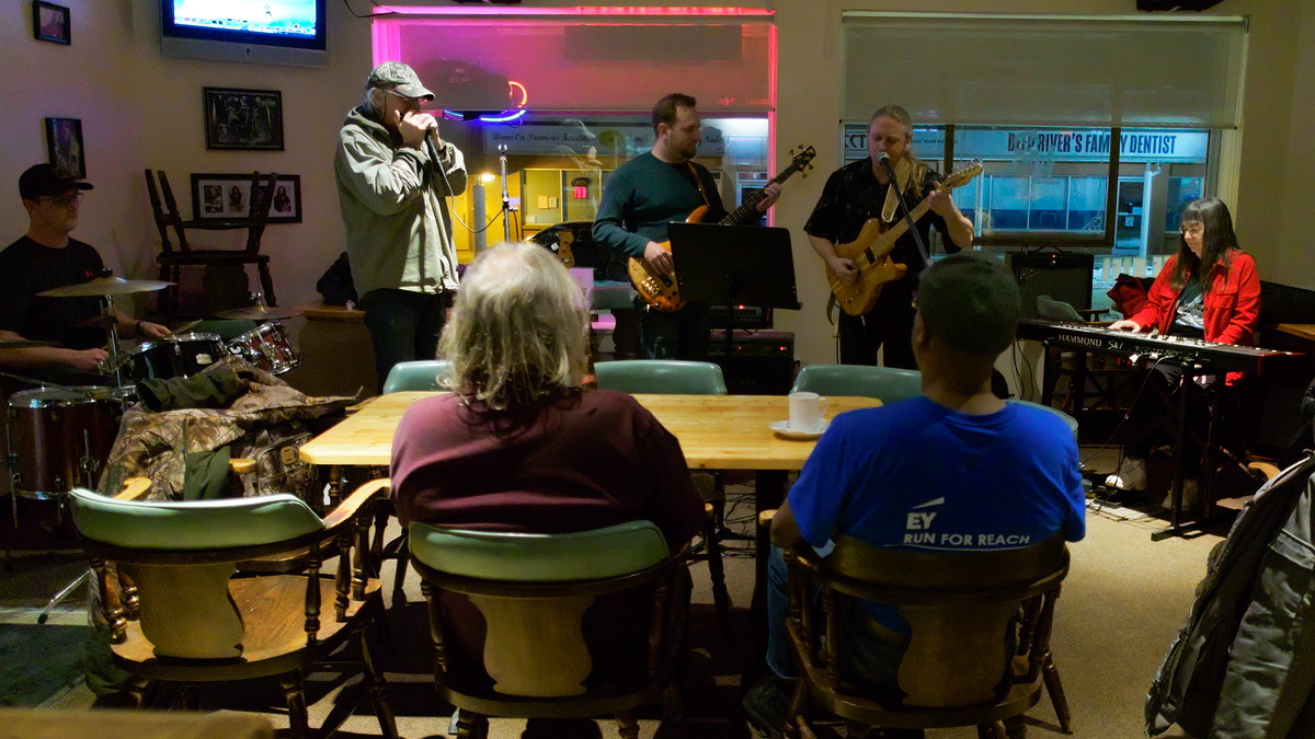 Open mic at Long Shots Sports Cafe in Deep River 20230228