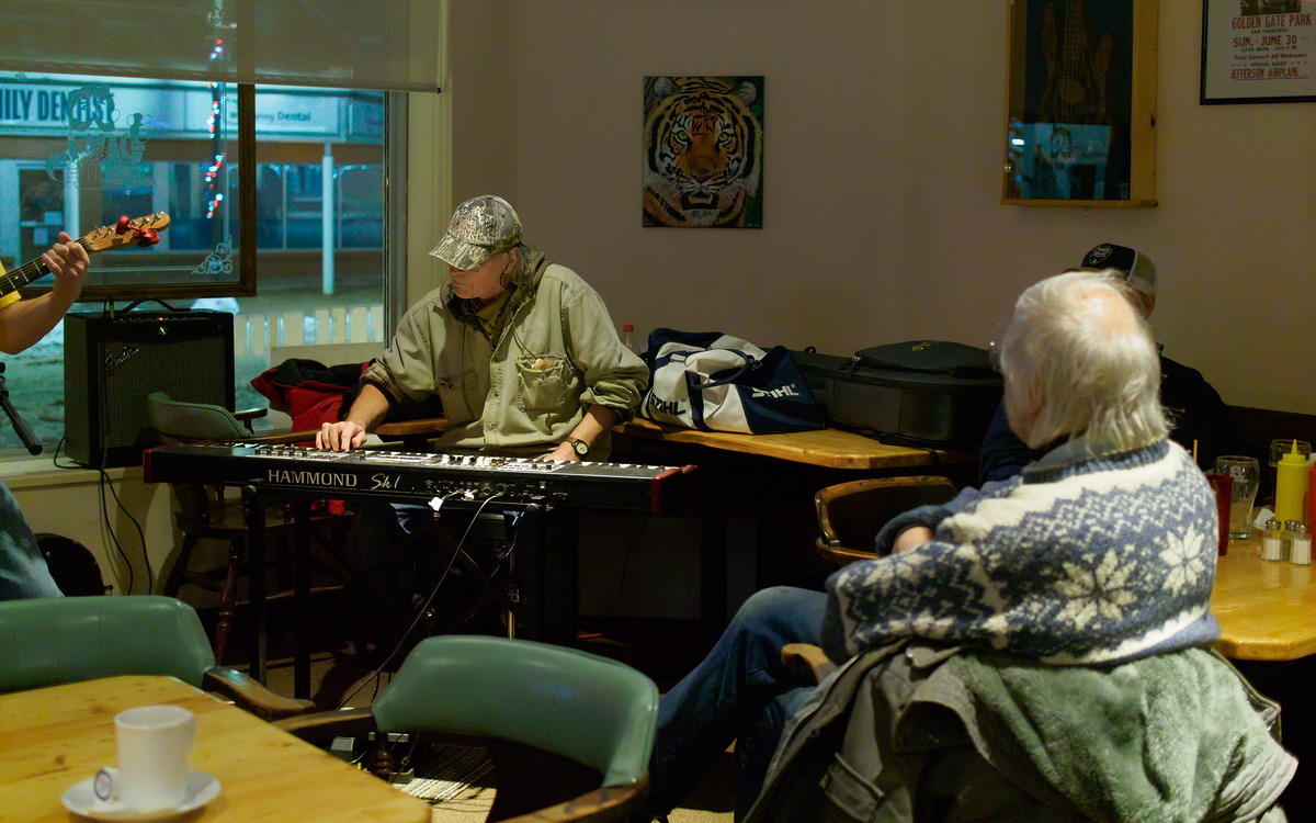 Open mic at Long Shots Sports Cafe in Deep River 20230228