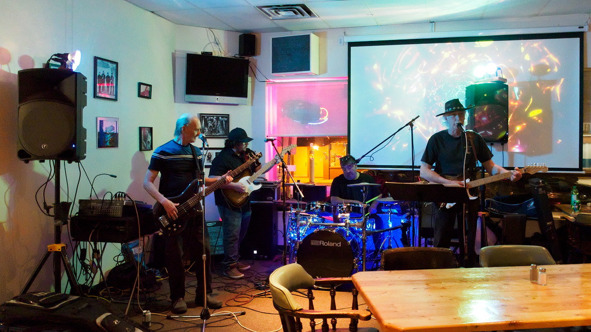 The Lonesome Dreamers perform at Long Shots Sports Cafe in Deep River 20230408