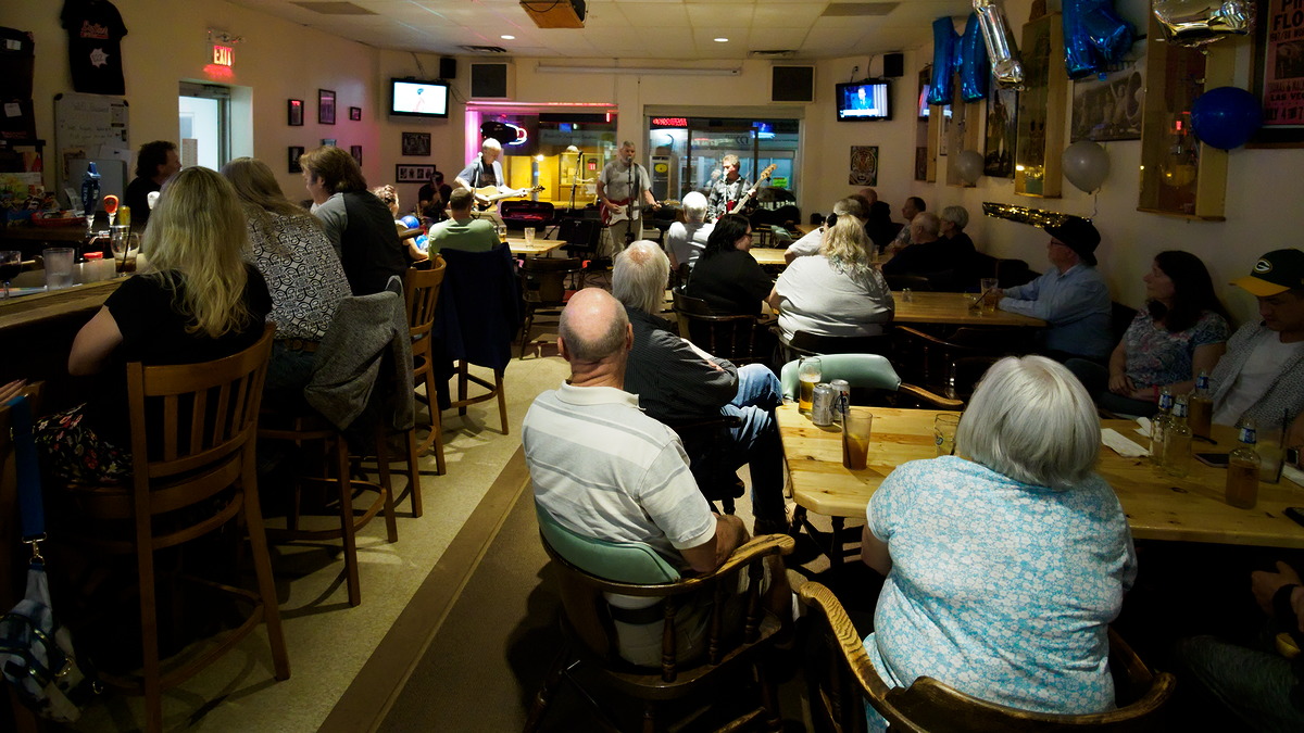 The Laurentian Hillbillies perform at Long Shots Sports Cafe in Deep River 20230527