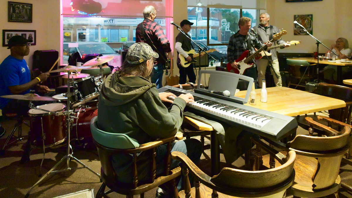 Open mic at Long Shots Sports Cafe in Deep River  20230606