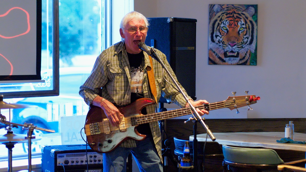 Lock Stock and Barrel perform at Long Shots Sports Cafe in Deep River 20230610