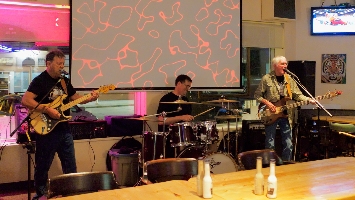 Lock Stock and Barrel perform at Long Shots Sports Cafe in Deep River 20230610