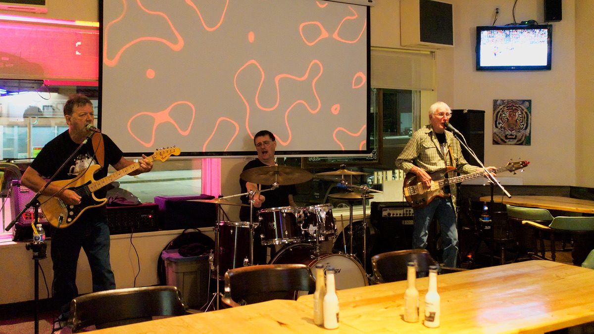 Lock Stock and Barrel perform at Long Shots Sports Cafe in Deep River 20230610