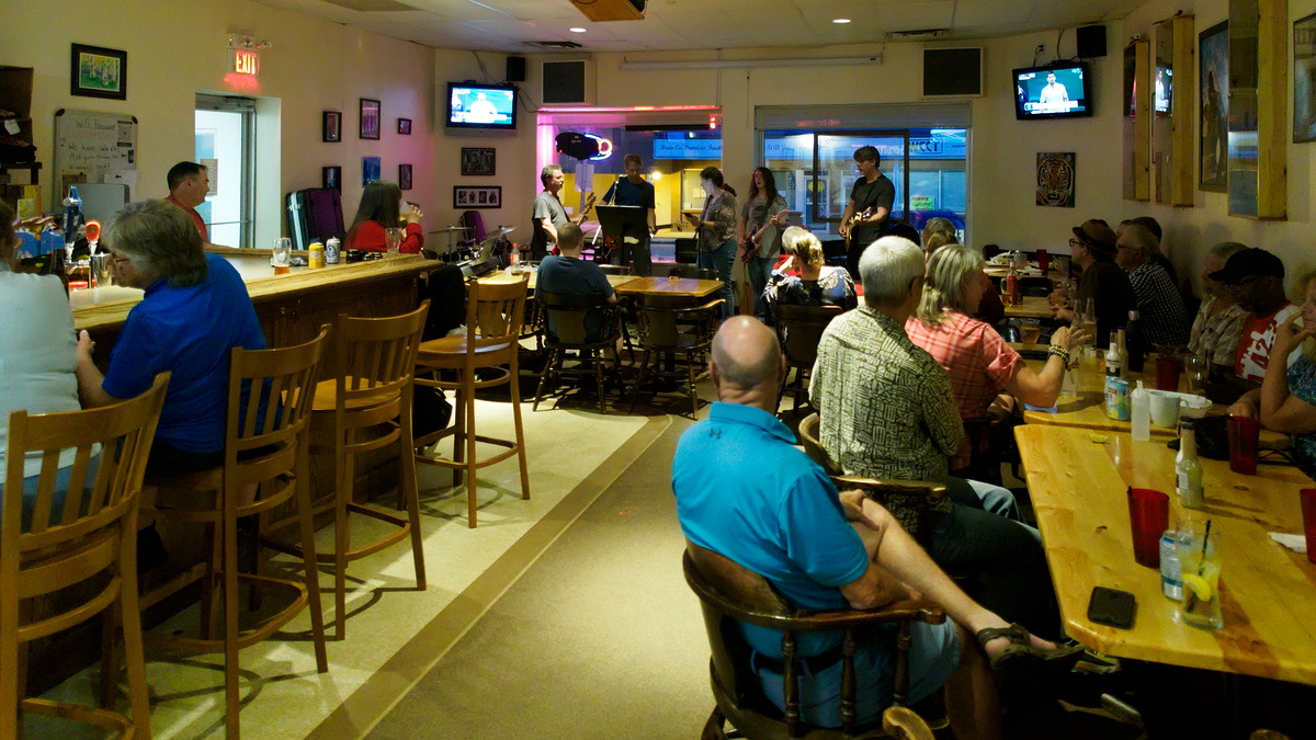 Open mic at Long Shots Sports Cafe in Deep River 20230711