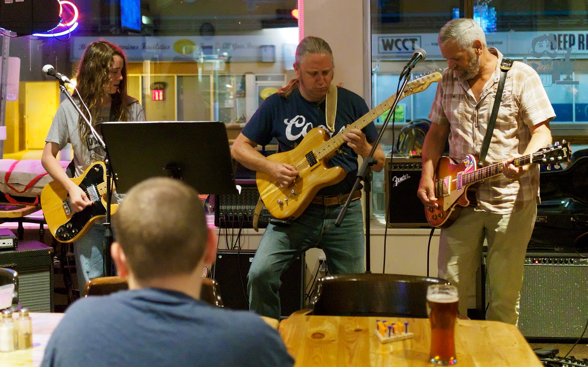 Open mic at Long Shots Sports Cafe in Deep River 20230711
