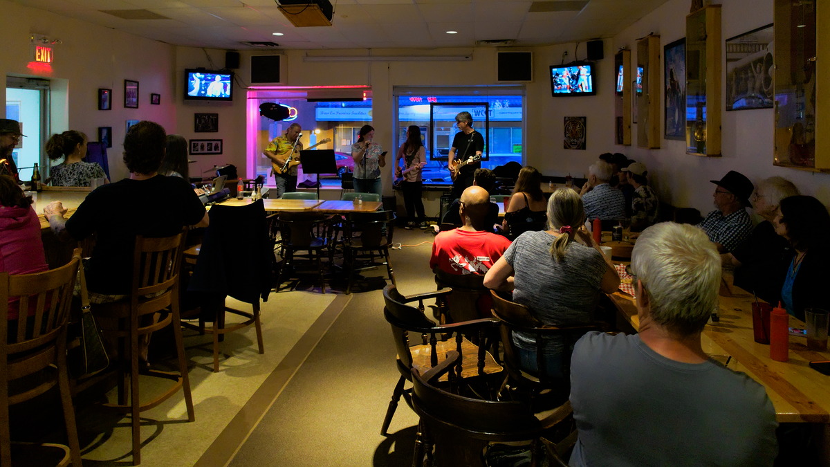 Open mic at Long Shots Sports Cafe in Deep River 20230725