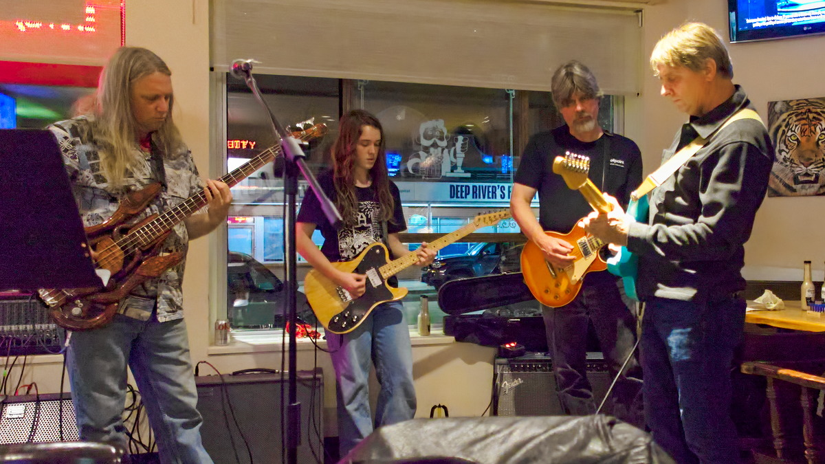 Open mic at Long Shots Sports Cafe in Deep River 20231017