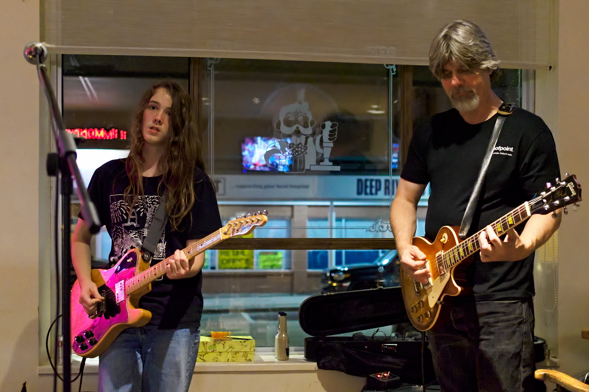 Open mic at Long Shots Sports Cafe in Deep River 20231017