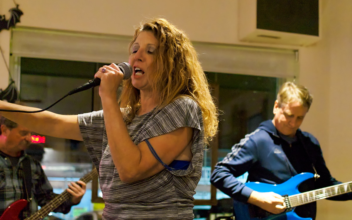 Open mic at Long Shots Sports Cafe in Deep River 20231031