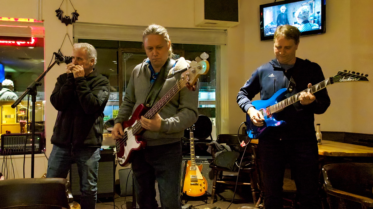 Open mic at Long Shots Sports Cafe in Deep River 20231031
