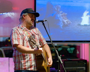 Chris Morris performs at Long Shots Sports Cafe in Deep River  20230513
