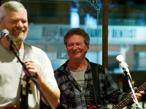 The Laurentian Hillbillies perform at Long Shots Sports Cafe in Deep River  20230527