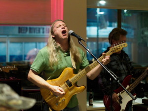 Open mic at Long Shots Sports Cafe in Deep River  20230606