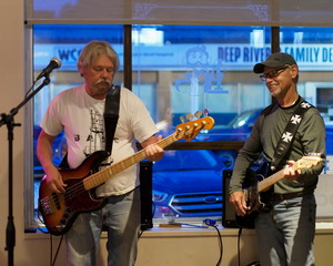 Open mic at Long Shots Sports Cafe in Deep River  20230613