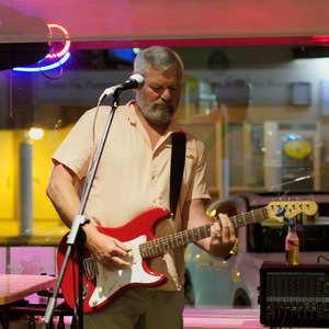 Open mic at Long Shots Sports Cafe in Deep River  20230613