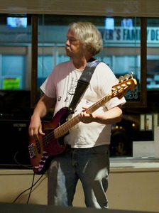 Open mic at Long Shots Sports Cafe in Deep River  20230613