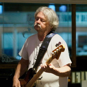 Open mic at Long Shots Sports Cafe in Deep River  20230613