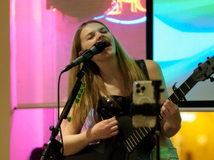 Sierra Levesque performs at Long Shots Sports Cafe in Deep River  20230708