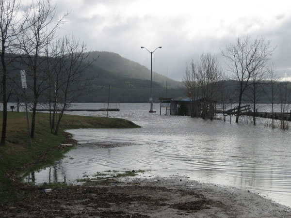 high water at the Deep River Pier